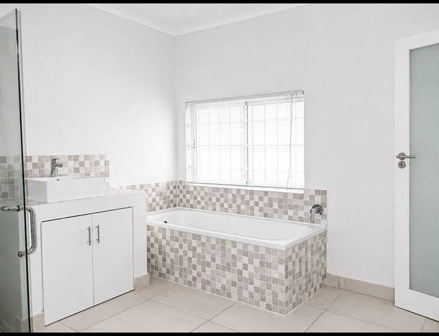 2 bed property to rent in WOODSTOCK